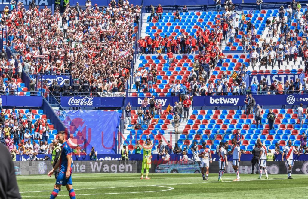Levante afición Rayo desplazamiento