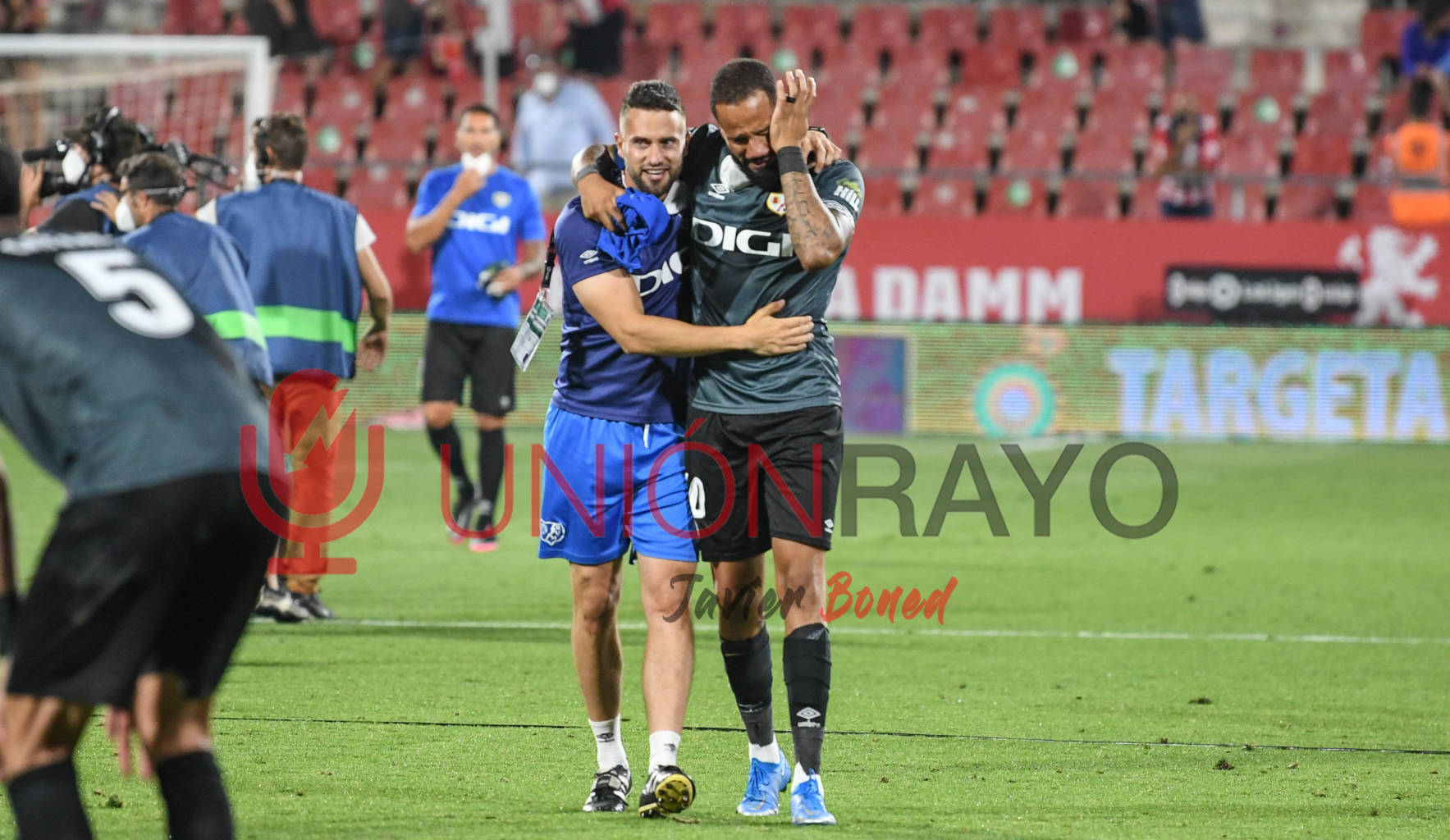 bebe ascenso celebracion emocionado