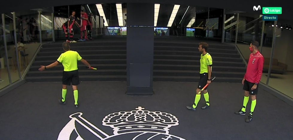 La imagen curiosa del Real Sociedad vs Rayo Vallecano: los árbitros tuvieron que esperar a ambos equipos 1 asistentes