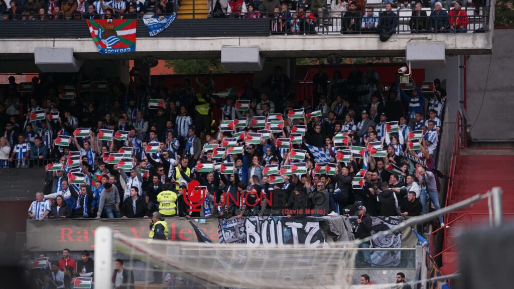 Las aficiones de Rayo y Real Sociedad mostraron su apoyo a Palestina 2 srj06608