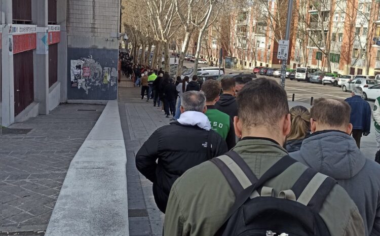 Largas colas en Vallecas para hacerse con una entrada para el Rayo Vs Betis 1 img 0345 1