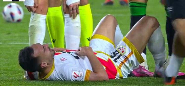 Álvaro García terminó agotado ante el Betis tras apurar y jugar el partido 1 img 0450 1