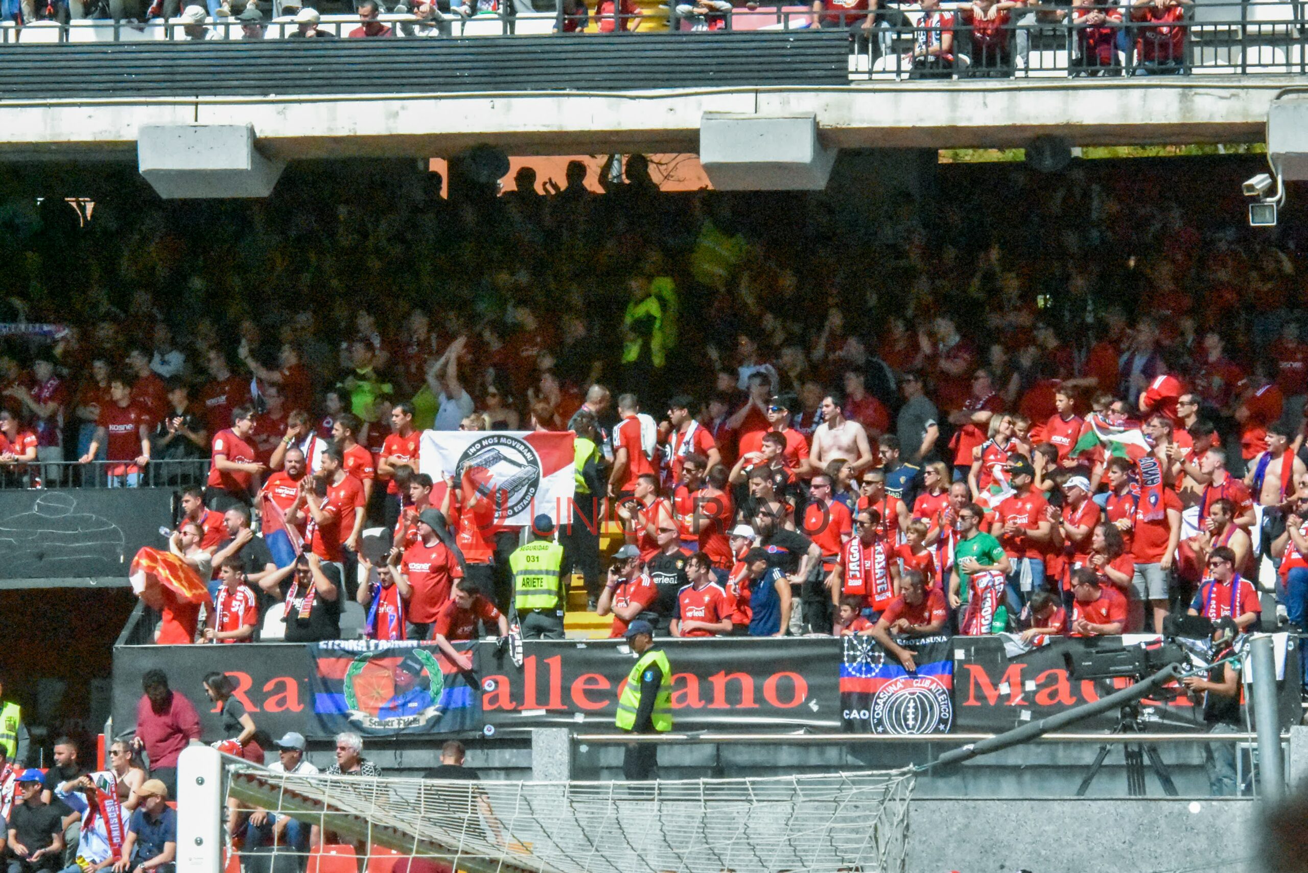 La afición de Osasuna se unión a los cánticos del Rayo en Vallecas
