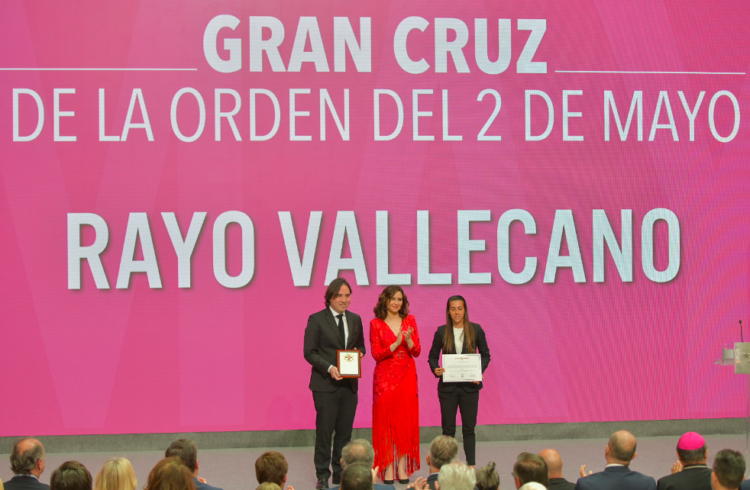 El Rayo recibe la Gran Cruz de la Orden del 2 de Mayo. Vía: @RayoVallecano