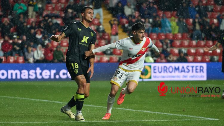 Óscar Valentín alcanza los 100 partidos en Primera con el Rayo Vallecano 1 SRJ00725