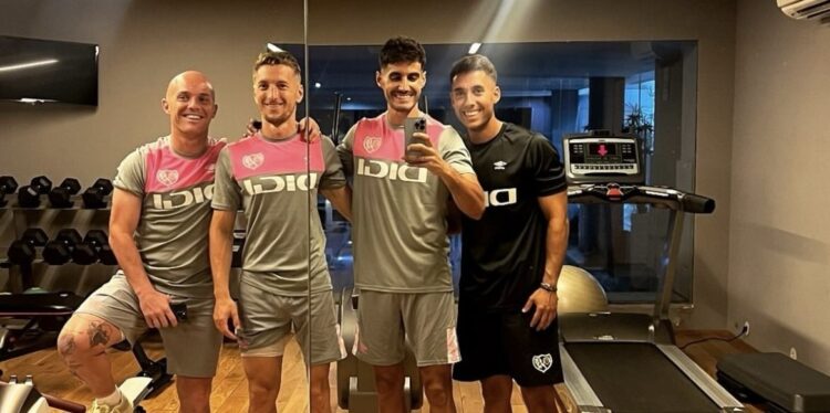 Balliu se incorpora a la concentración del Rayo Vallecano en Portugal 1 Balliu grupo Rayo