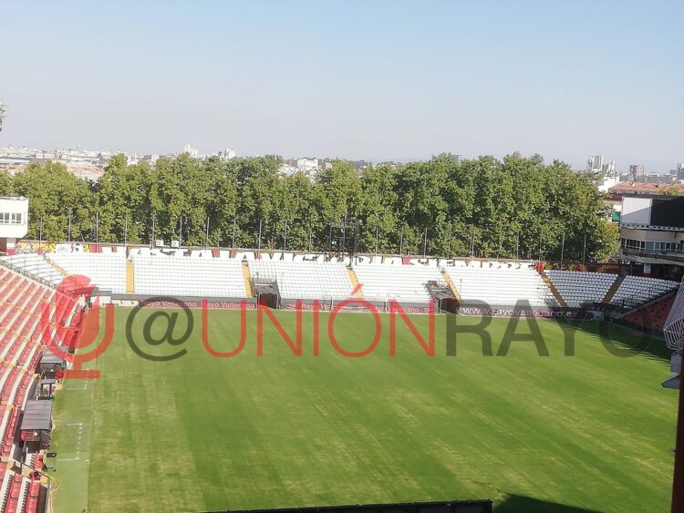 El césped de Vallecas continúa con su tratamiento a dos semanas del debut liguero ante el Barcelona 1 cesped estadio vallecas