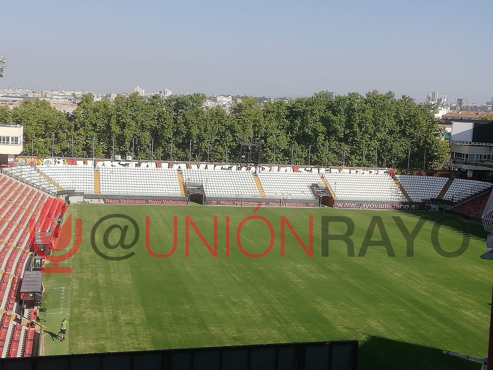 El césped de Vallecas continúa con su tratamiento a dos semanas del debut liguero ante el Barcelona 2 ezy watermark 14 08 2024 10 03 58 6970a.%E2%80%AFm. 1