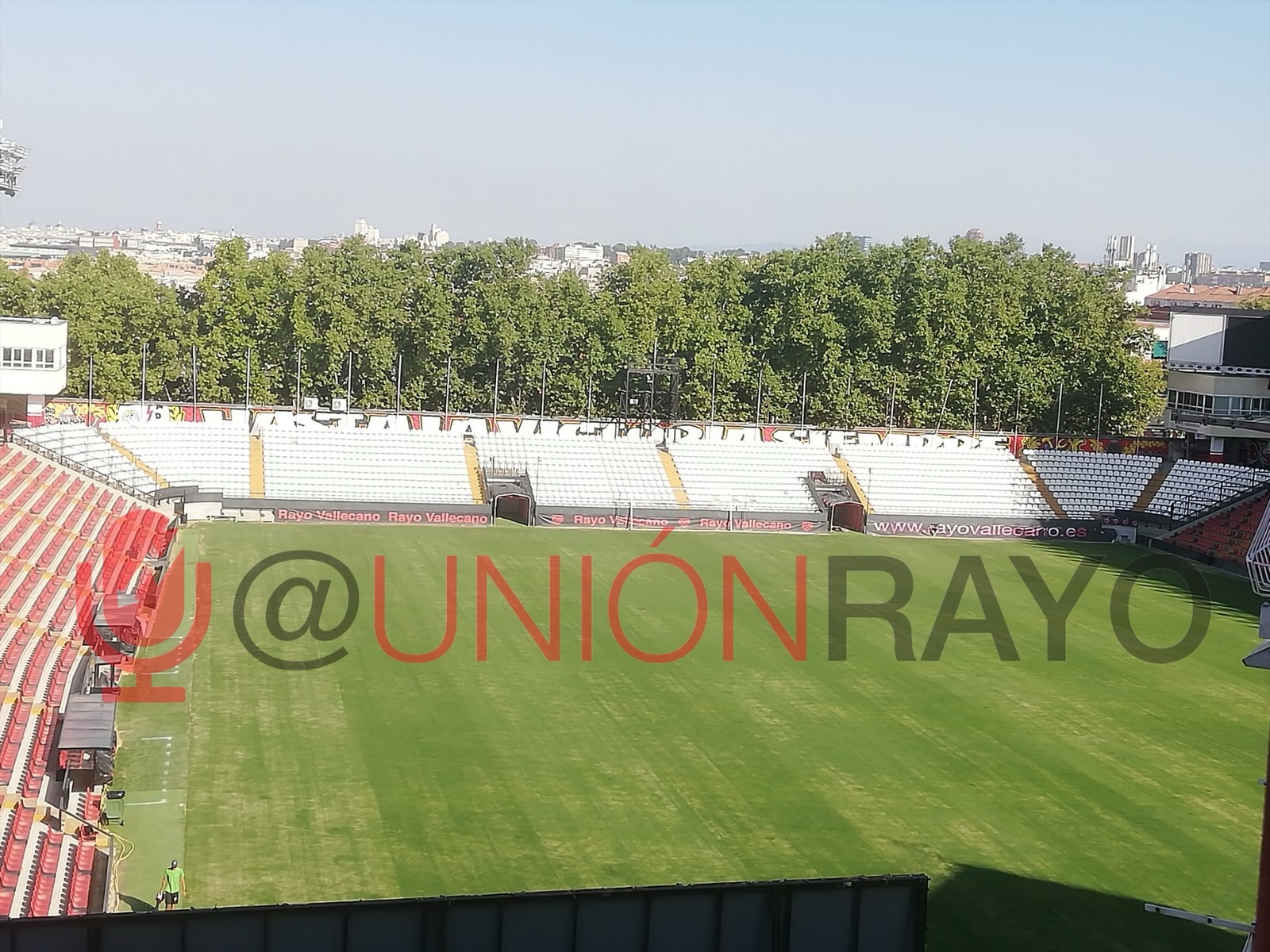 El césped de Vallecas continúa con su tratamiento a dos semanas del debut liguero ante el Barcelona 3 ezy watermark 14 08 2024 10 03 59 4560a.%E2%80%AFm. 1