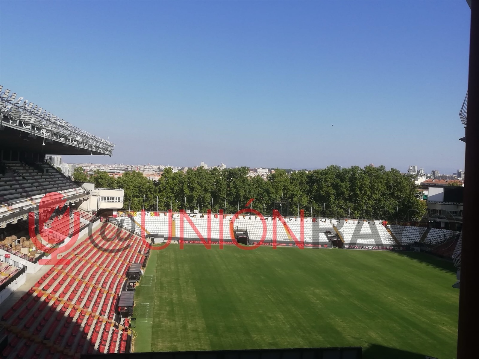 El césped de Vallecas continúa con su tratamiento a dos semanas del debut liguero ante el Barcelona 4 ezy watermark 14 08 2024 10 03 59 8780a.%E2%80%AFm. 1