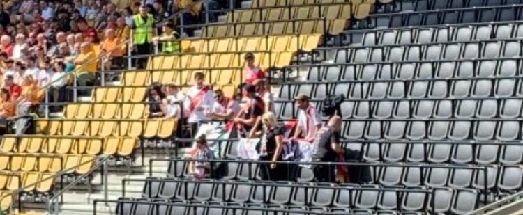 Una decena de aficionados acompañaron al Rayo Vallecano en Wolverhampton 1 img 4591 1