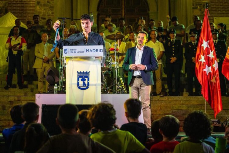 Camello en el pregón de las fiestas de Villa de Vallecas: “Desde que llegué supe que era un lugar para cumplir sueños” 1 img 5364 1