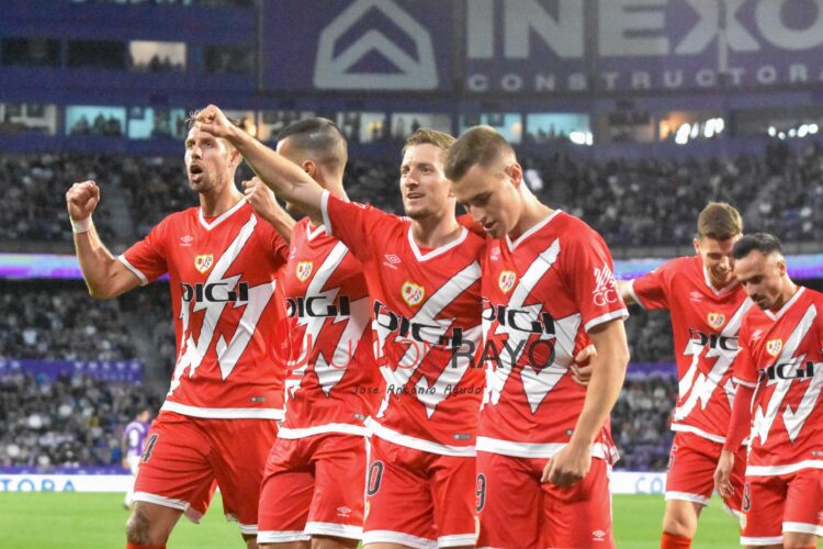 Lejeune, Balliu y Guardiola empujaron al equipo a celebrar el gol con la afición 1 Lejeune Guardiola Balliu De Frutos Valladolid