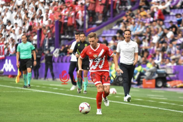 Balliu se asienta en el lateral izquierdo del Rayo Vallecano 1 Balliu