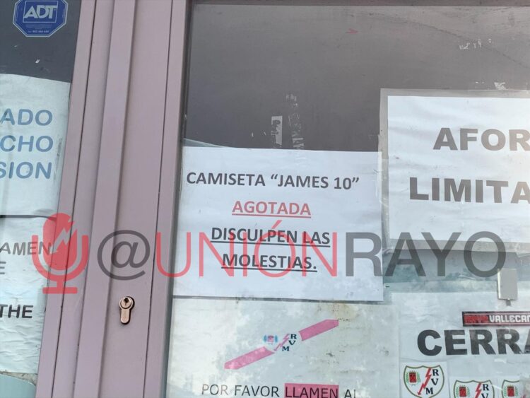 Agotada la camiseta de James en la tienda del Estadio de Vallecas 1 James