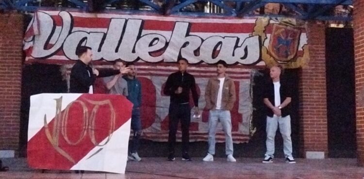 Los capitanes del Rayo entregan el brazalete a Trejo: “Para nosotros eres nuestro capitán” 1 img 5975 1