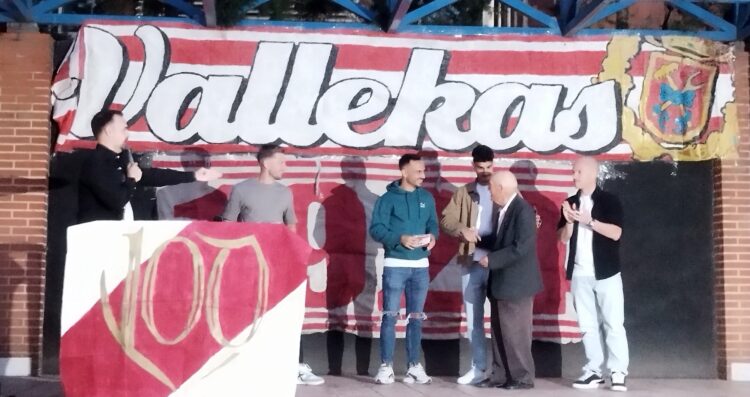 Emotivo acto de entrega de brazaletes de capitán organizado por la afición del Rayo 1 img 5988 1
