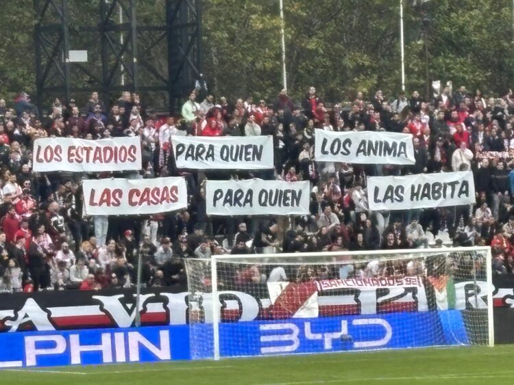 El fondo mandó un mensaje sobre la vivienda durante el Rayo-Alavés 1 img 6499 1