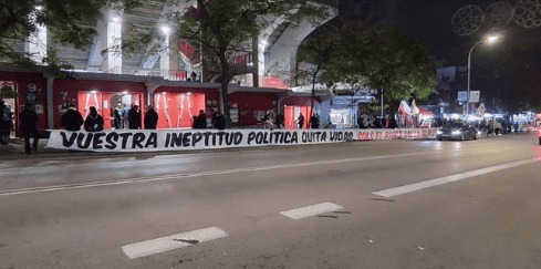 Apoyo de Vallecas a los afectados por la DANA de Valencia: “Sols el poble salva al poble” 1 pancarta mensaje Vallecas Rayo