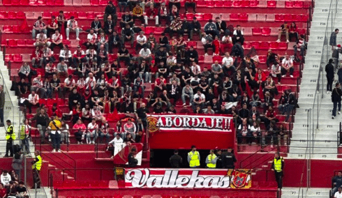 Sevilla vs Rayo, aficionados visitantes. Vía: @bukaneros92