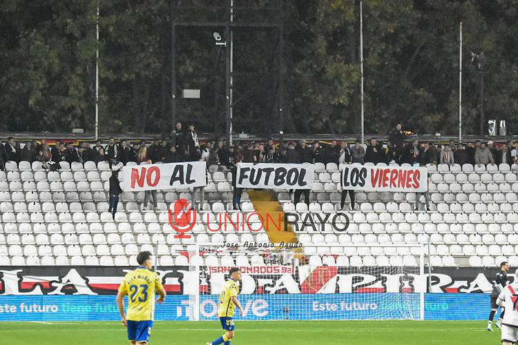 Protesta por los horarios: el fondo de Vallecas estuvo vacío hasta el minuto 12 del Rayo-Las Palmas 1 fondo vació Vallecas Rayo Las Palmas