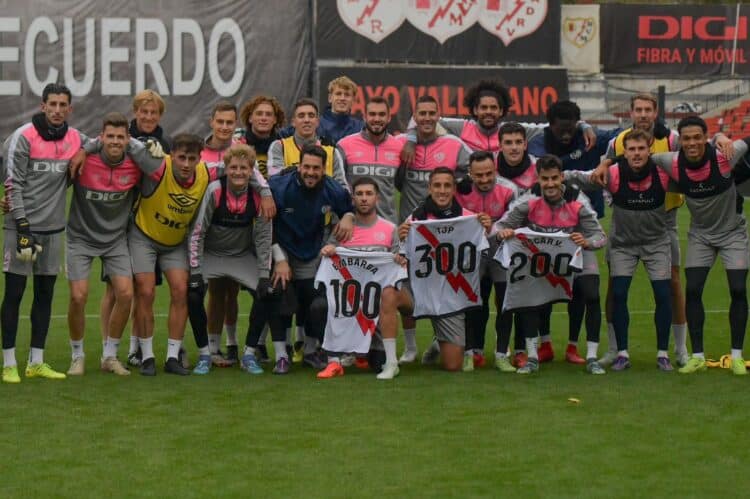 Óscar Valentín, Trejo y Embarba recibieron camisetas con la cifra de sus partidos 1 Trejo, Valentín y Embarba regalo camisetas. Vía: @RayoVallecano