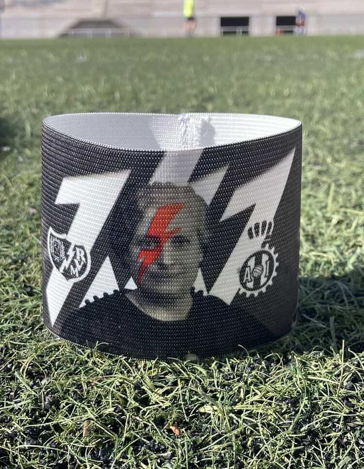 El Avilés le regala un brazalete de Doña Prudencia Prego al Rayo Femenino por el centenario 1 img 6578 1