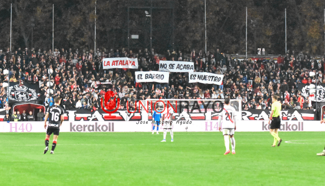 Bukaneros volvió a mostrar pancartas: recuerdo a Jimmy y desalojo de la Atalaya 1 pancartas Bukaneros Athletic