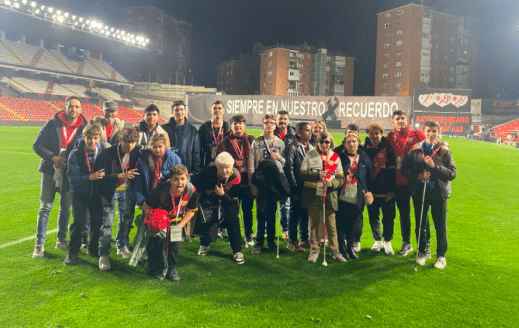 Un grupo de ciegos, con discapacidad visual o con sordoceguera de la ONCE presentes en el Rayo - Athletic 1 grupo ONCE Rayo Athletic. Vía: @ONCE_oficial