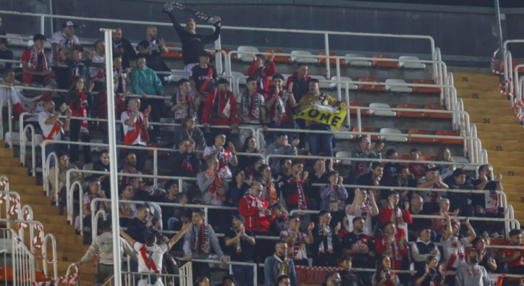 Un centenar de aficionados del Rayo se desplazaron a Mestalla para ver la victoria de la Franja 12 años después 1 afición Rayo desplazamiento aficionados Valencia Mestalla