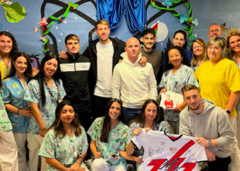 Los jugadores del Rayo Vallecano reparten regalos a los niños en el Hospital Infanta Leonor 21 regalos Infanta Leonor Navidad