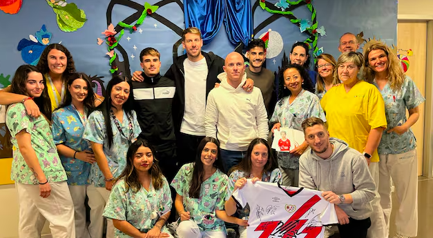Los jugadores del Rayo Vallecano reparten regalos a los niños en el Hospital Infanta Leonor 1 regalos Infanta Leonor Navidad