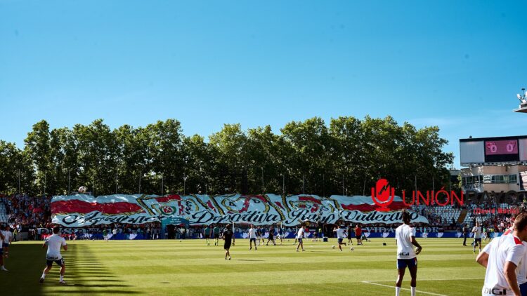 Resumen del 2024 del Rayo Vallecano en imágenes 1 Tifo y Mosaico del Partido del Centenario ante el Athletic Club