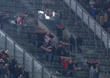 Una veintena de aficionados franjirrojos apoyaron al Rayo Vallecano en el Benito Villamarín 23 aficionados Rayo en Villamarín Betis