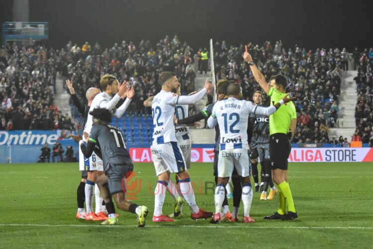 El Leganés se quedó con diez tras la expulsión a Sergio González 1 Leganés Rayo roja