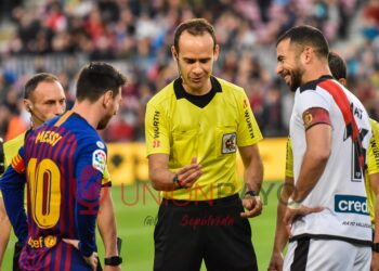 Melero López arbitrando el Barcelona-Rayo