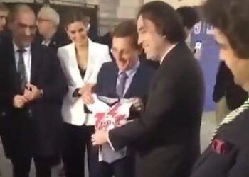 Presa regaló una equipación de bebé del Rayo a Martínez Almeida 13 IMG 20250211 111940