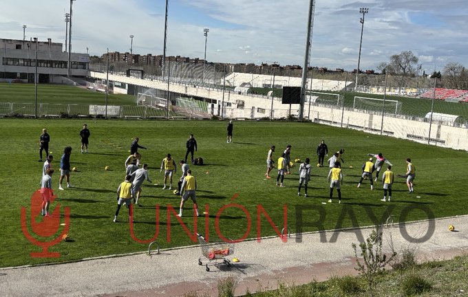 El Rayo Vallecano entrena con Raúl de Tomás y solo dos centrales del primer equipo 1 entrenamiento Rayo