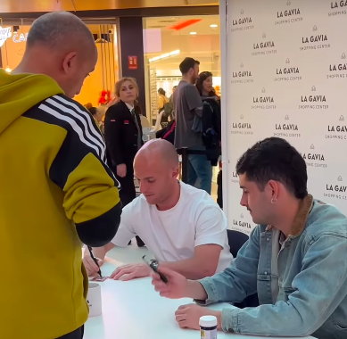 Isi y Camello firmaron autógrafos en el Centro Comercial La Gavia 2 Camello Isi