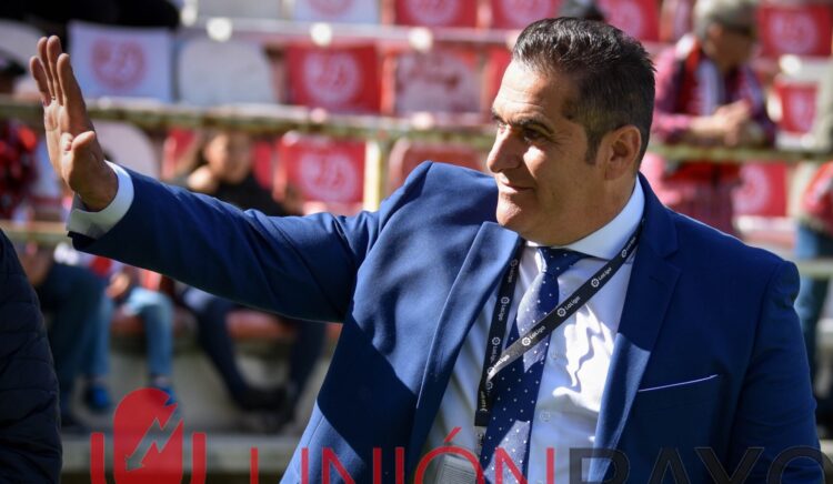 Sandoval pelea Miku