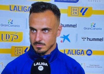 Alvaro declas las palmas