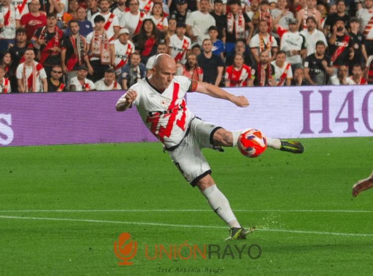 Isi se cuela en el top-10 de máximos goleadores del Rayo en Primera 1 Isi
