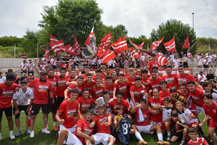 El Rayo B celebró junto a la afición su ascenso a Segunda RFEF 1 celebración Rayo B