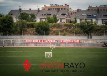 tifo Bukaneros primer entrenamiento Rayo