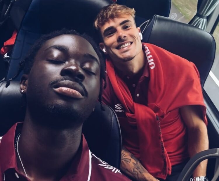 Mumin junto a Chavarría en el stage