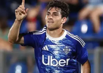 Ivan Azon cerca Valencia