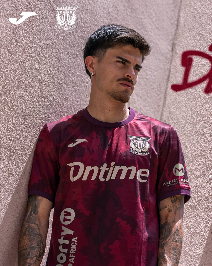 Juan Cruz posa nueva equipacion