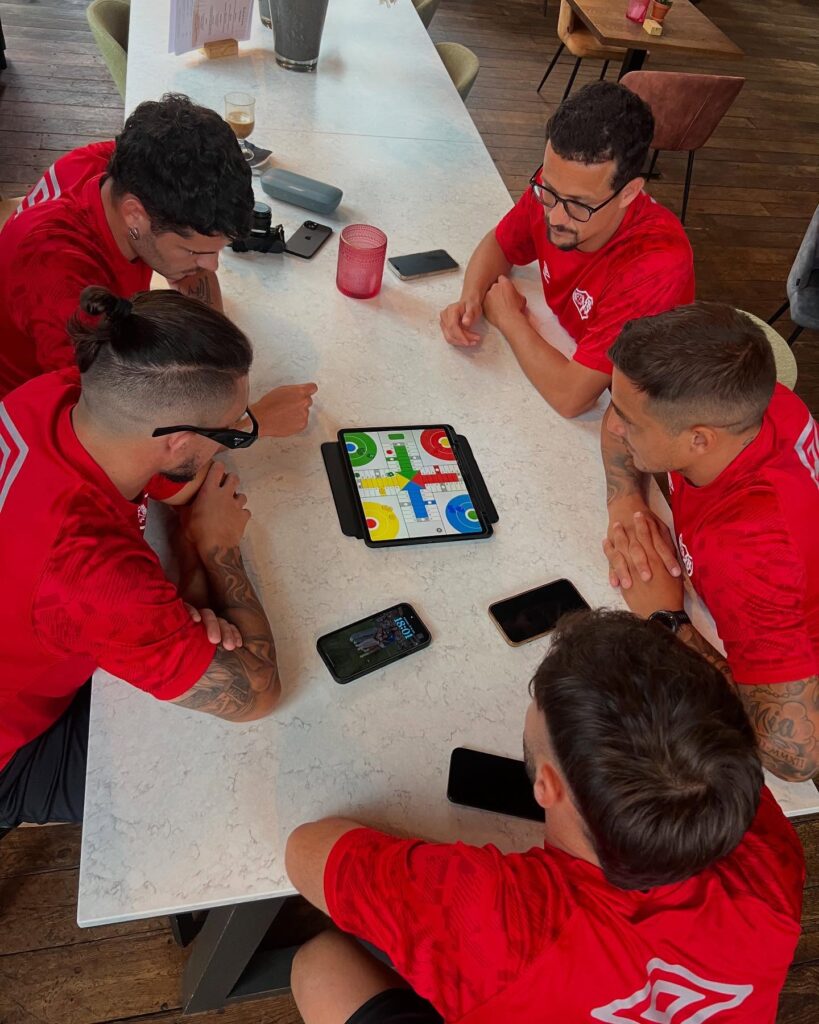 Balliu y los compañeros jugando al parchís