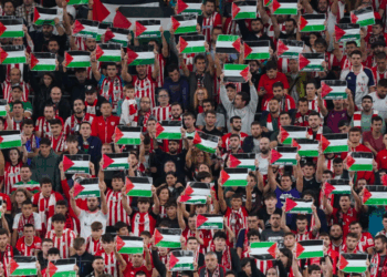 Peñas del Athletic solicitan un minuto de silencio ante el Rayo por el asesinato en Gaza de un jugador palestino 8 Athletic Club de Bilbao San Mamés. Vía: PABLO VIÑAS -deia