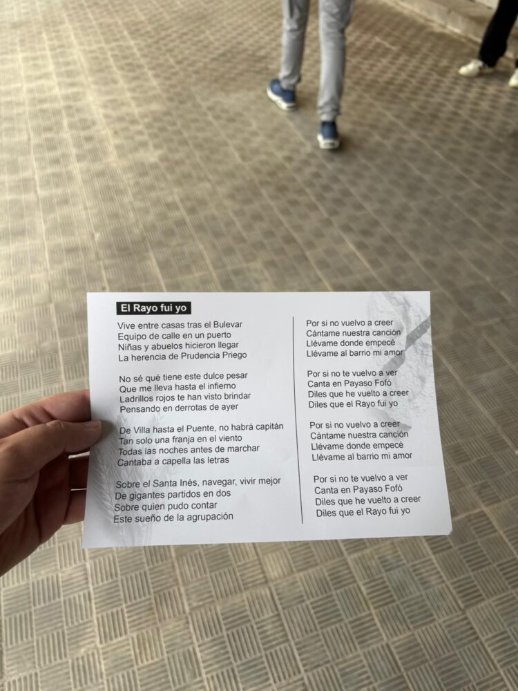 La letra de "El Rayo Fui Yo" repartida en las puertas del estadio de Vallecas en el partido ante el Sevilla 1 Letra Canción El Rayo Fui Yo